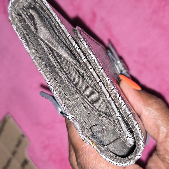 Nine West Trifold Gray Croc Embossed Wallet - Picture 4 of 9